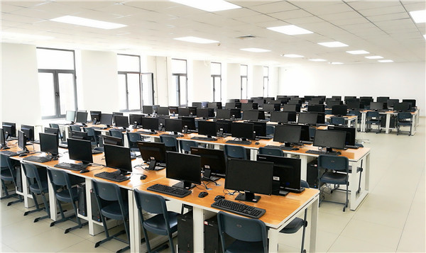 007-计算机教室实景.jpg