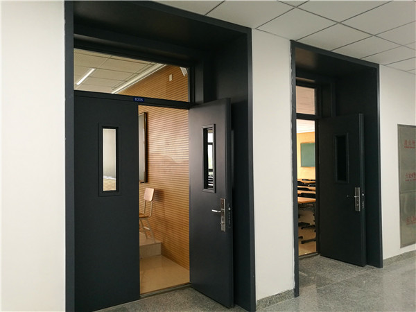 011-教室门采用加高设计,增设采光玻璃,凹进设计使得走廊更通透。.jpg