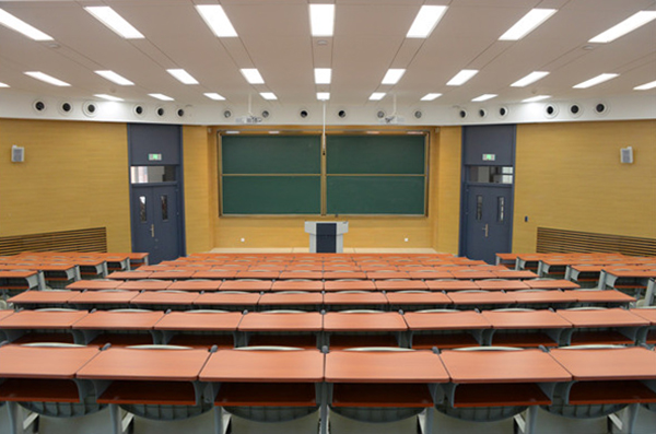 005-阶梯教室实景.JPG